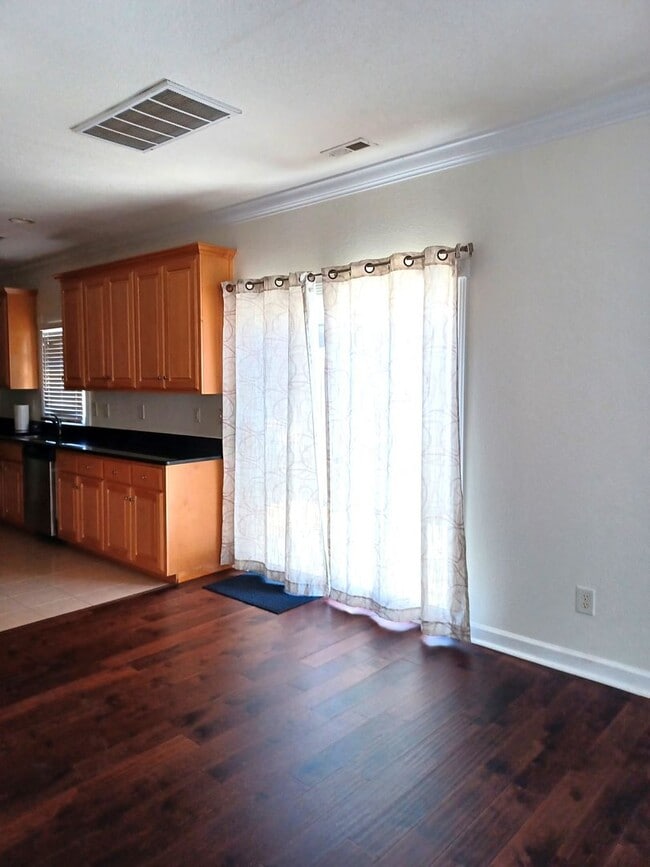 Building Photo - Spacious 4 Bedroom in Chics Beach
