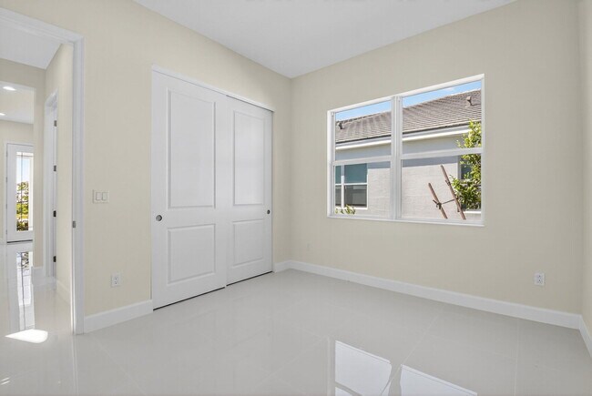 Building Photo - 15120 Wildwood Cir