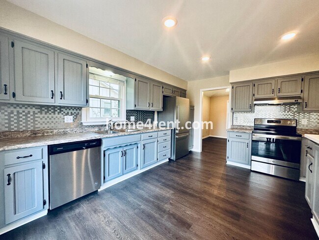 Building Photo - Cozy Ranch Home in Shawnee w/ Plenty of Natural Light, Wood Floors Throughout and an Updated Kitc...