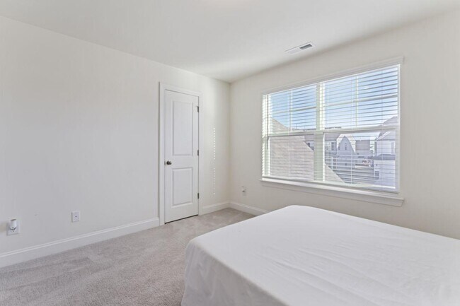 Building Photo - 116 Farrier Ln