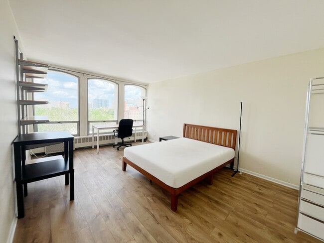 Building Photo - 1401 E 55th St