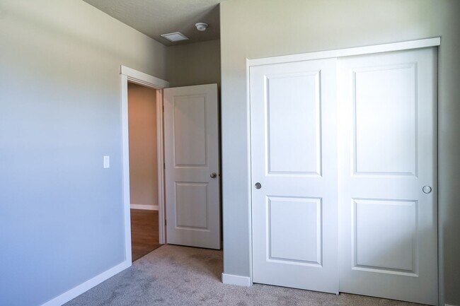 Building Photo - 3 bedroom 2 bath -3 car garage!