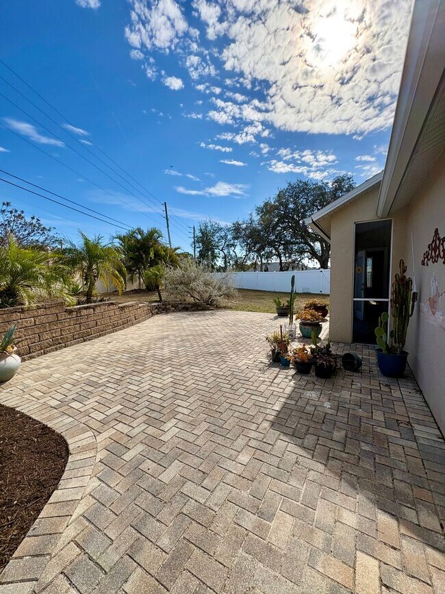 Building Photo - Beautiful 3Bed/2Bath with 2-Car Garage on a Cul-de-Sac