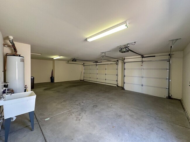 Building Photo - Beautiful 3 Bed / 2 Bath Home Backing to Cerbat Cliffs Golf Course!