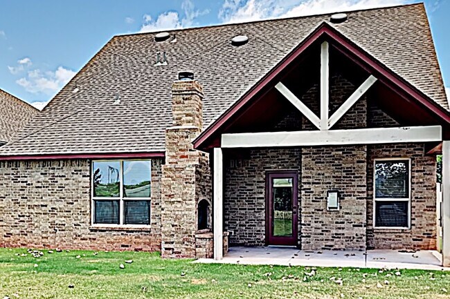Building Photo - Beautiful 4 Bedroom, 2.5 Bathroom Home in ...