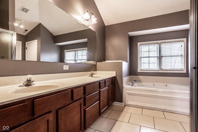 Building Photo - 8102 Fairway Dr