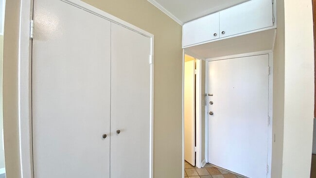 Building Photo - STUDIO w/ 1 PARKING AVAILABLE June 2025 NE...