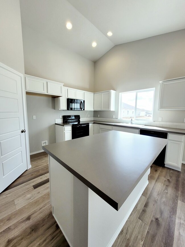 Building Photo - Brand new Star home
