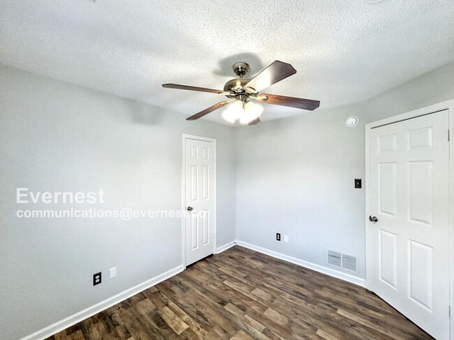 Building Photo - 5240 Shady Ridge Dr