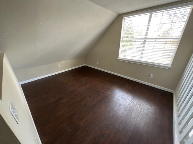 Building Photo - 627 E 14th St