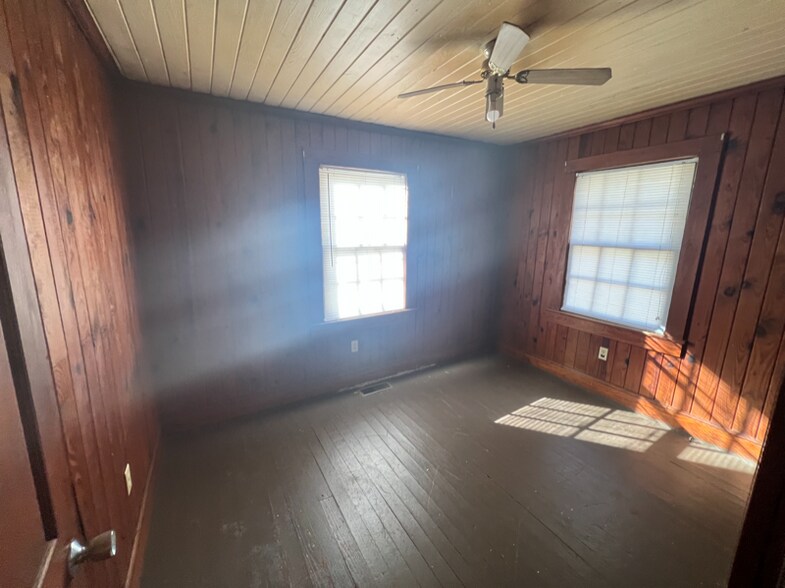 Building Photo - 709 Collins St