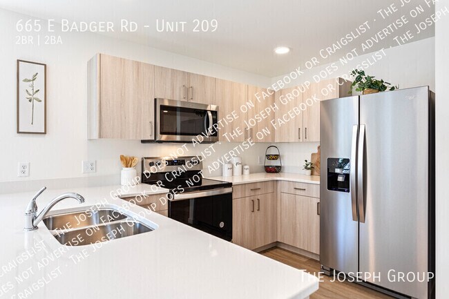 Building Photo - 665 E Badger Rd