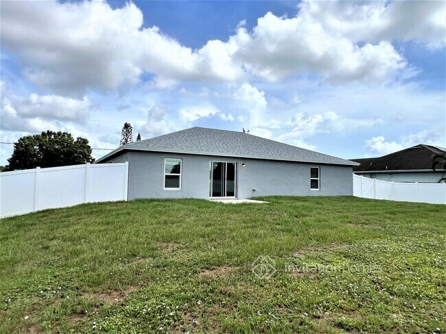 Building Photo - 790 SW Crean Terrace