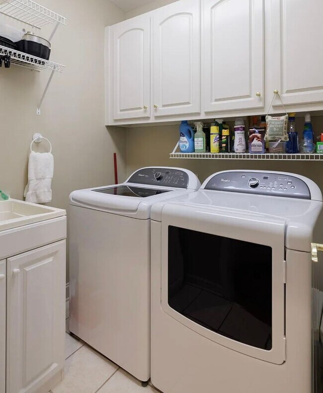 Building Photo - Luxury Waterfront Rental in Gated Montebello Community