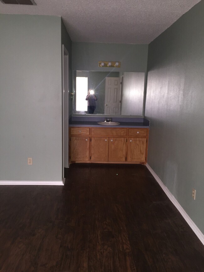 Building Photo - 6101 9th Dr