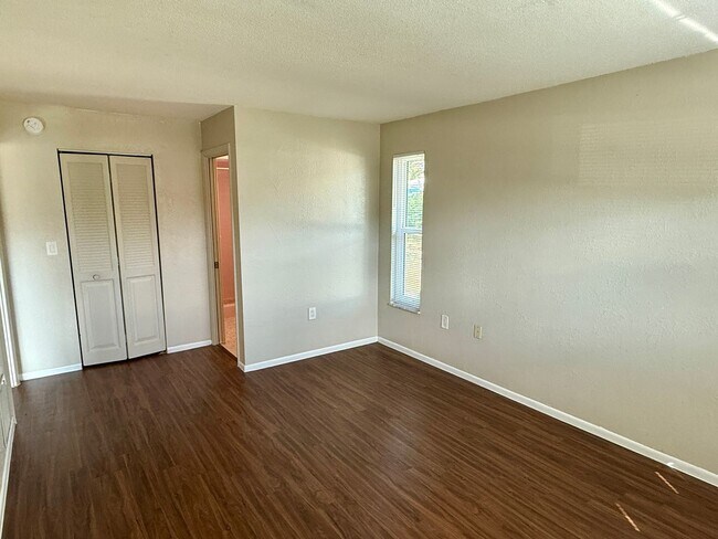 Building Photo - Beautiful Palm Harbor 2/2 Located on Peace...