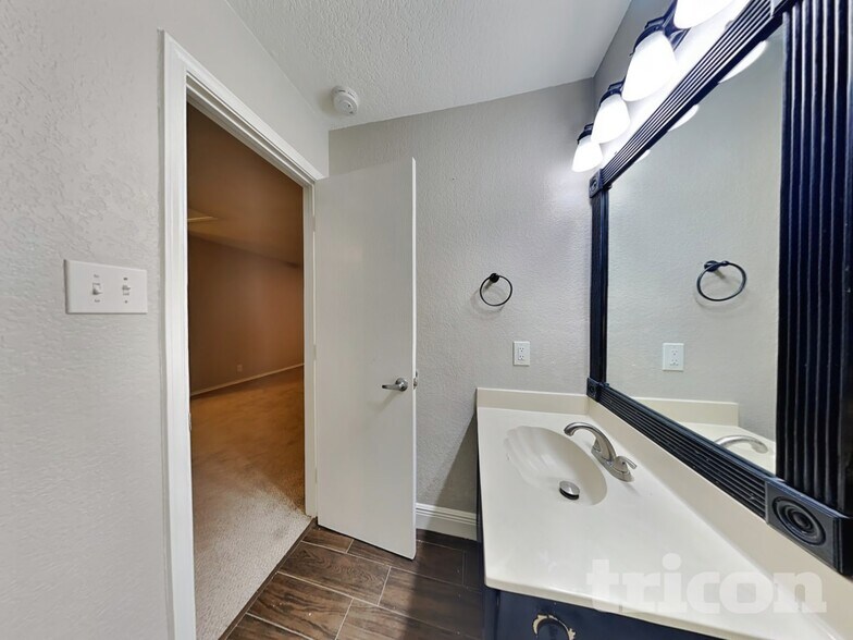 Building Photo - 14727 Bending Point