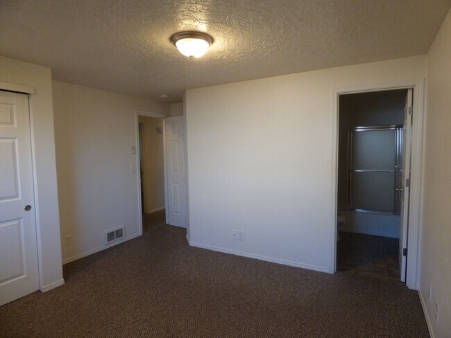 Building Photo - 4811-4813 Cougar Ct SE Salem, OR 97317