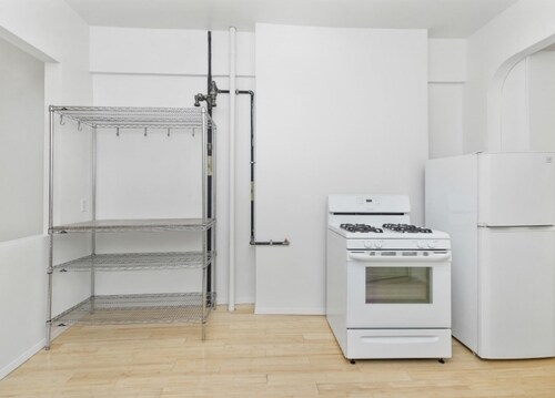 Building Photo - 430 E 9th St