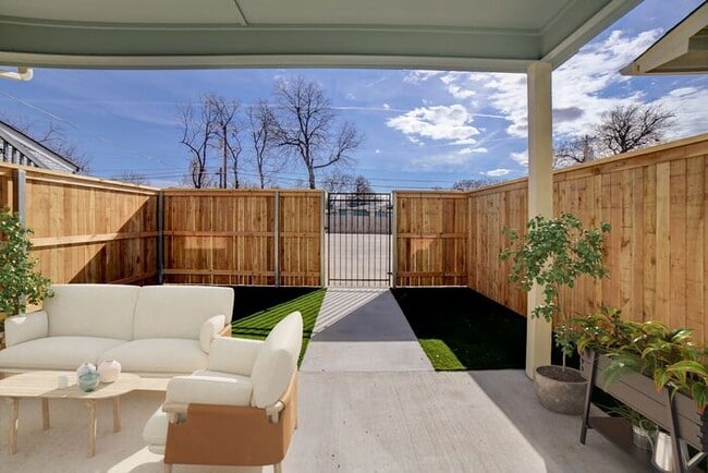 Building Photo - Luxury 4 Bed / 2.5 Bath Townhome Near Downtown | Bonus Office