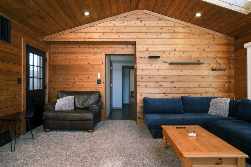 Building Photo - 35680 N Sheridan Dr