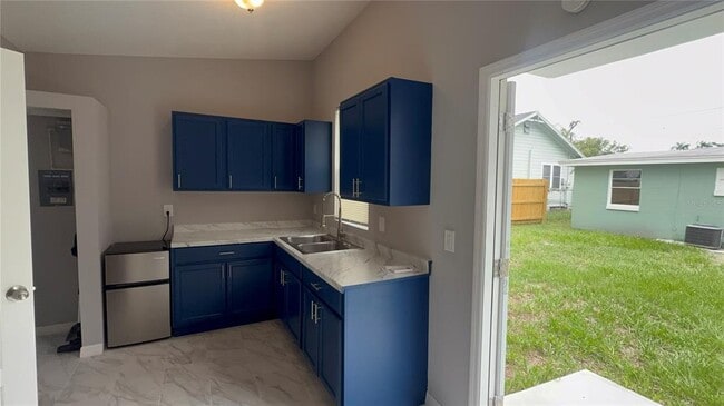 Building Photo - 8623 N Willow Ave