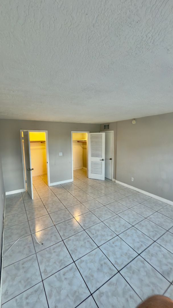 Building Photo - Spacious 1-Bed Condo in Sutton House – 974...