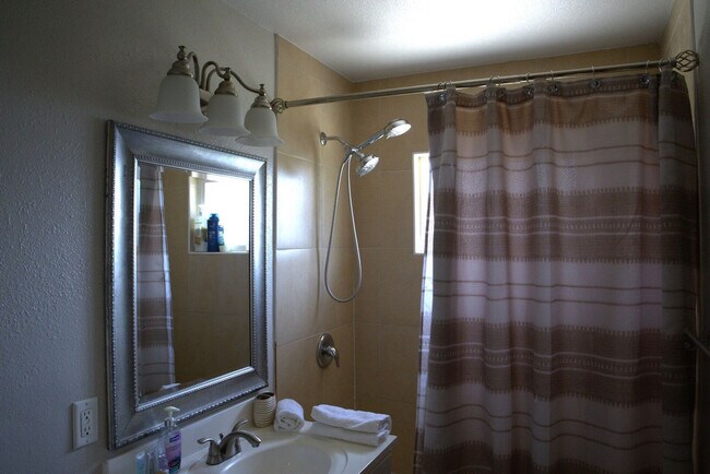 Building Photo - 660 Sunnyside Ave