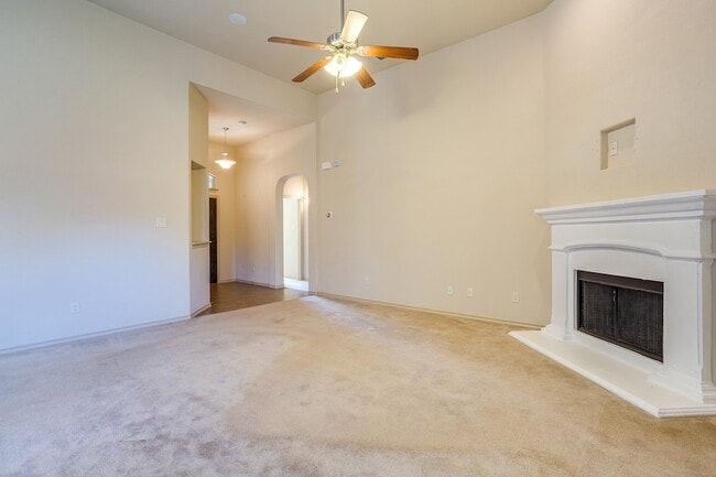 Building Photo - 4013 Lazy River Ranch Rd