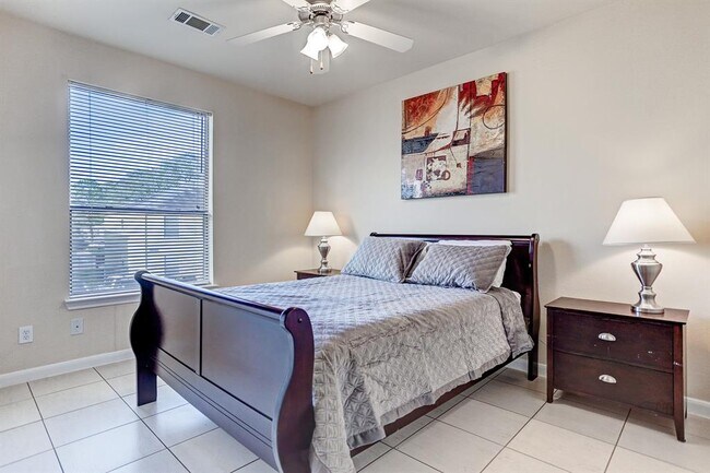 Building Photo - 2068 Laverne St