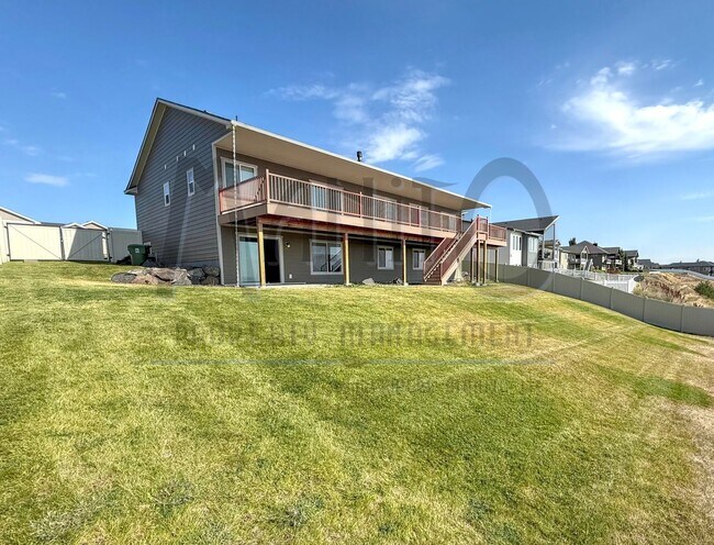 Building Photo - Spacious Home With Stunning Sunset Views