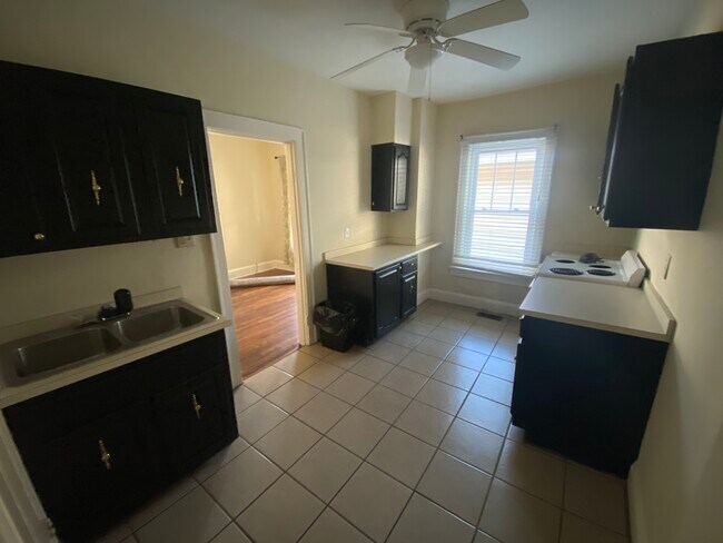 UNIT A: kitchen - 407 Kentucky Ct