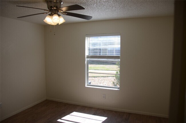 Building Photo - 448 N Joekel Ave