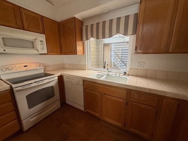Building Photo - Beautiful Townhome in the Heart of Pleasanton