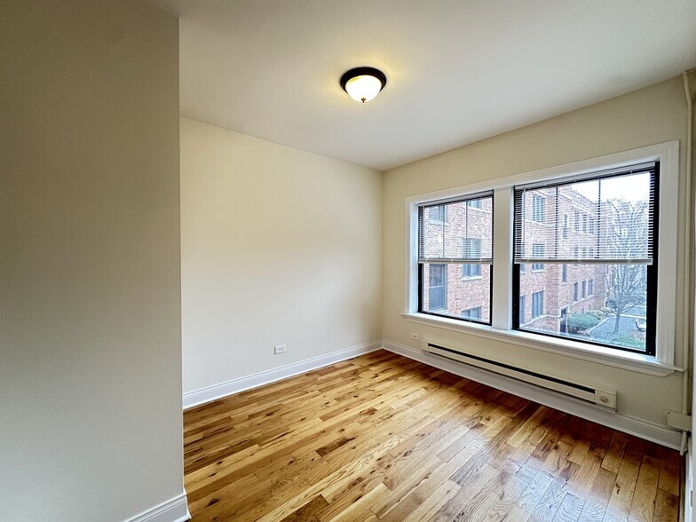 Building Photo - 633 W Cornelia Ave