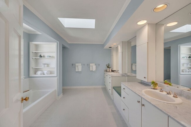 Building Photo - Luxury unfurnished 4BR/4.5BA Tudor in Belle Meade Links.