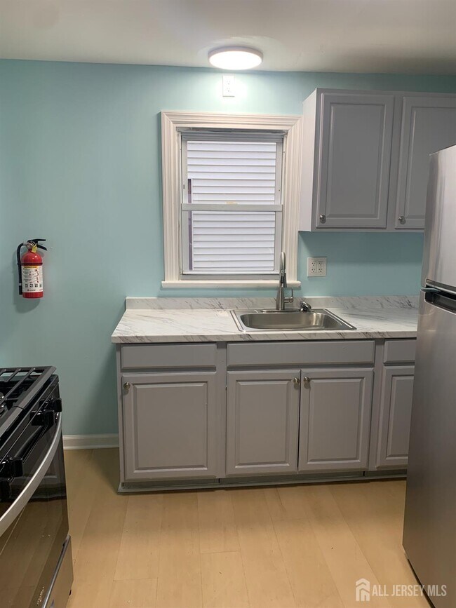 Building Photo - 47 Holly St