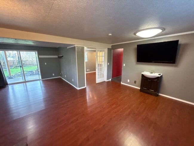 Building Photo - 869 Meadowlawn Dr SE