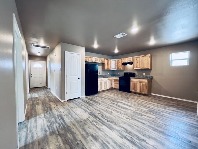 Building Photo - Cozy 3 Bedroom Home