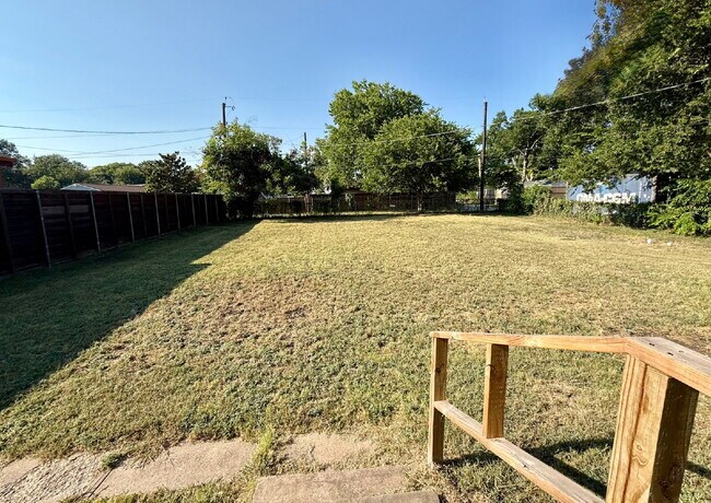 Building Photo - "Charming 3-Bed Oasis with 2 Full Baths in Garland – 1160 Sq Ft of Comfort at 1617 Meadowbrook!"
