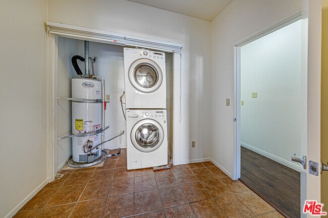 Building Photo - 860 S Lucerne Blvd