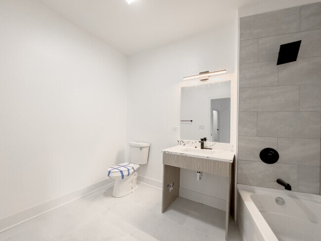 Building Photo - 4731 N Western Ave