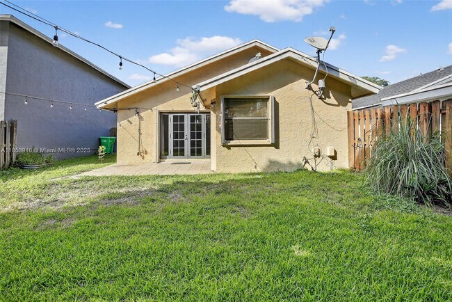Building Photo - 581 Lakeside Cir
