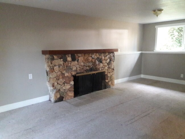 Building Photo - 4 Bedroom 3 Bathroom South Hills home Near...