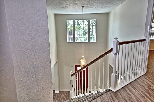 Building Photo - 15810 Hollow Rock Dr