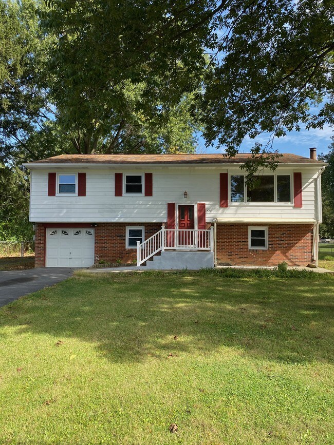 Primary Photo - 438 Linden St