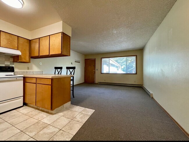 Building Photo - Irvington Top Floor 1 Bed~ Off Street Park...