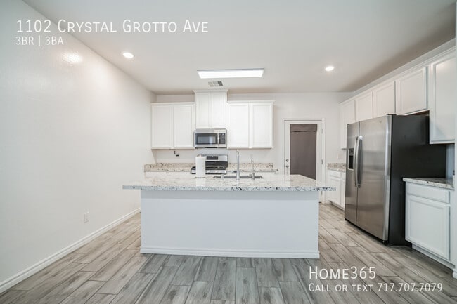 Building Photo - Stunning 3 Bed, 3 Bath Home in Thriving La...