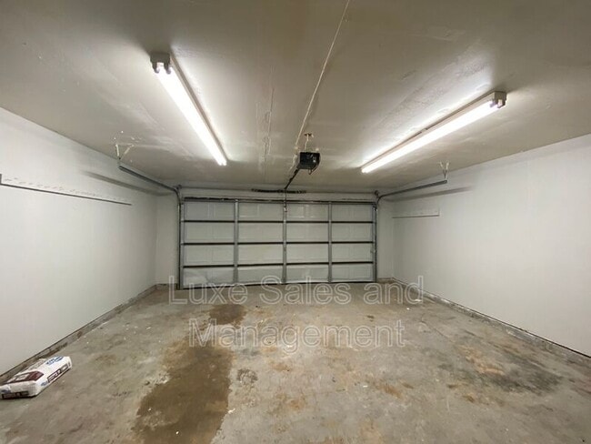 Building Photo - 910 Oak Hill Rd