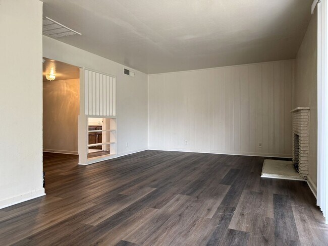 Building Photo - Available NOW! 4/2 With New Exterior Paint!! Move in Special, Half off first month's rent.